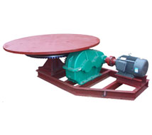 KR系列圓盤(pán)給料機(jī)由電動(dòng)機(jī)、減速機(jī)、大小傘齒輪、主軸和圓盤(pán)組成。